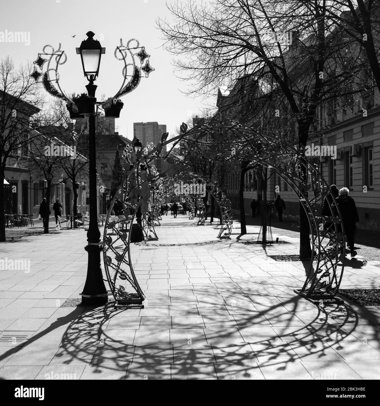 Belgrade, Serbie - Une vue de la place de la magistrature (Magistarski Trg) à Zemun avec des piétons et des décorations (B/W) Banque D'Images