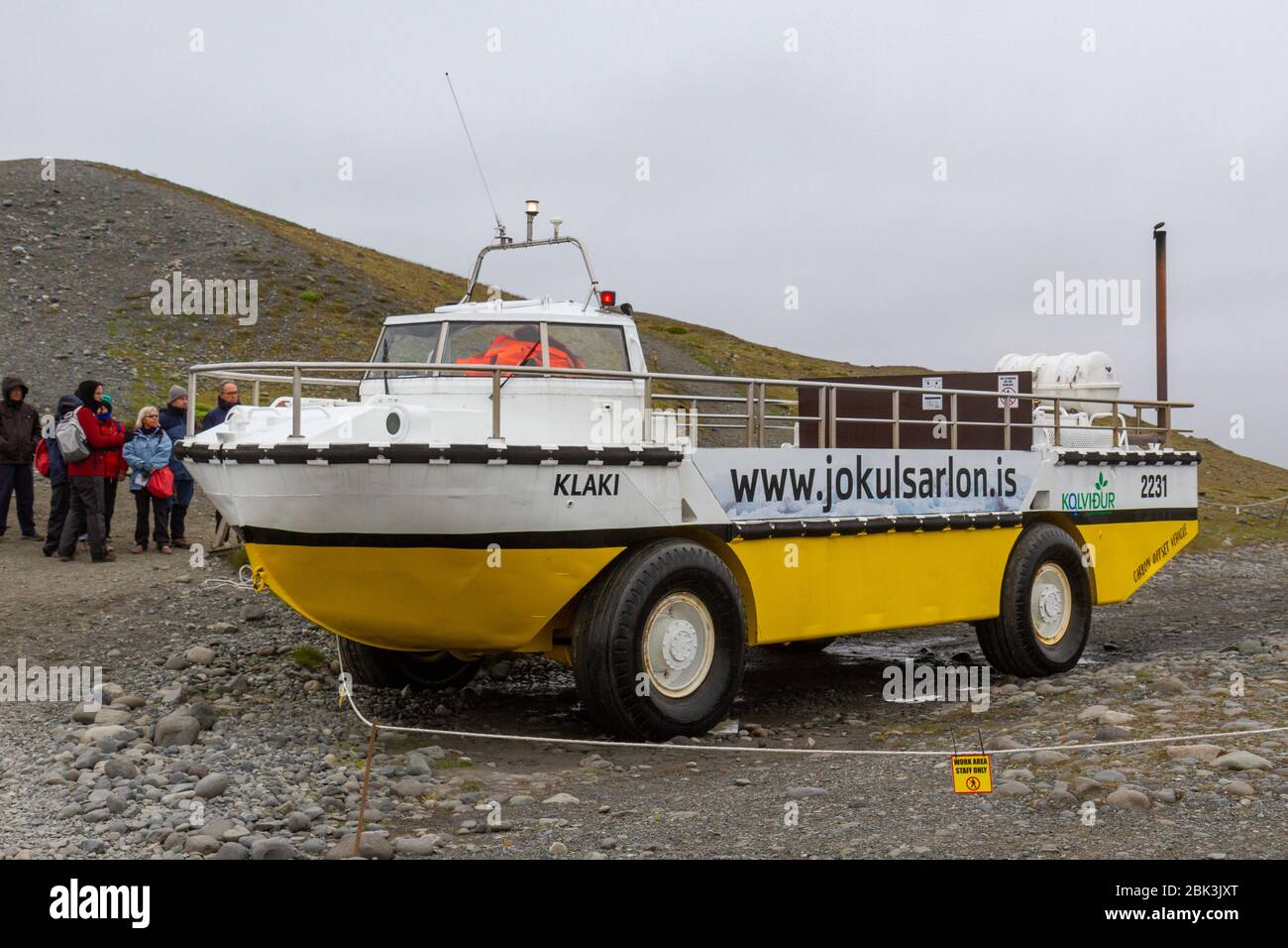 Un des bateaux amphibies utilisés comme bateau touristique sur le lagon de Jokulsarlon en conduisant sur terre, sud de l'Islande. Banque D'Images