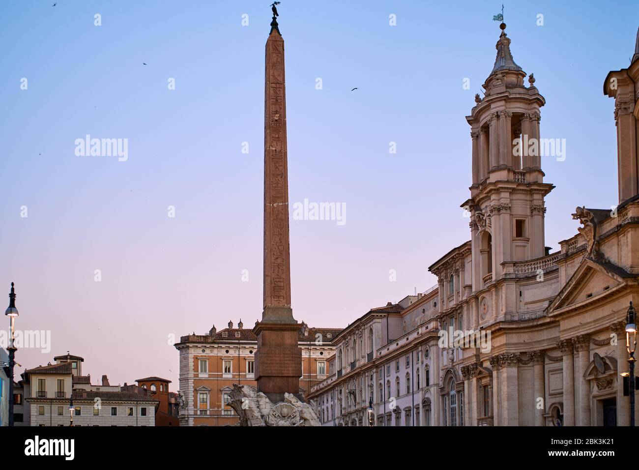 Vue sur le coucher du soleil sur l'obélisque de la Piazza Navona à Rome, Italie Banque D'Images