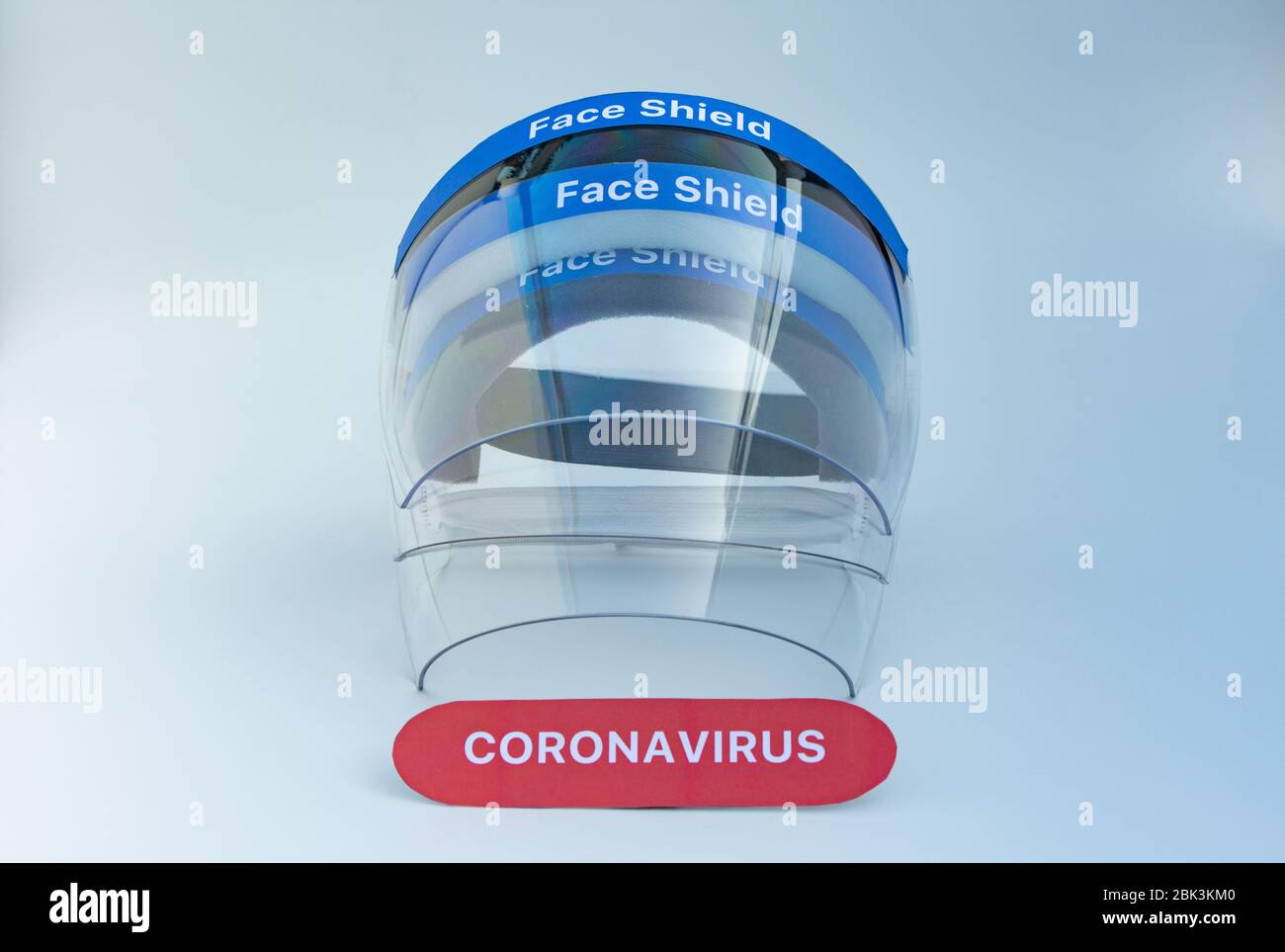 Masque de protection pour protéger contre les virus sur un fond blanc. Banque D'Images