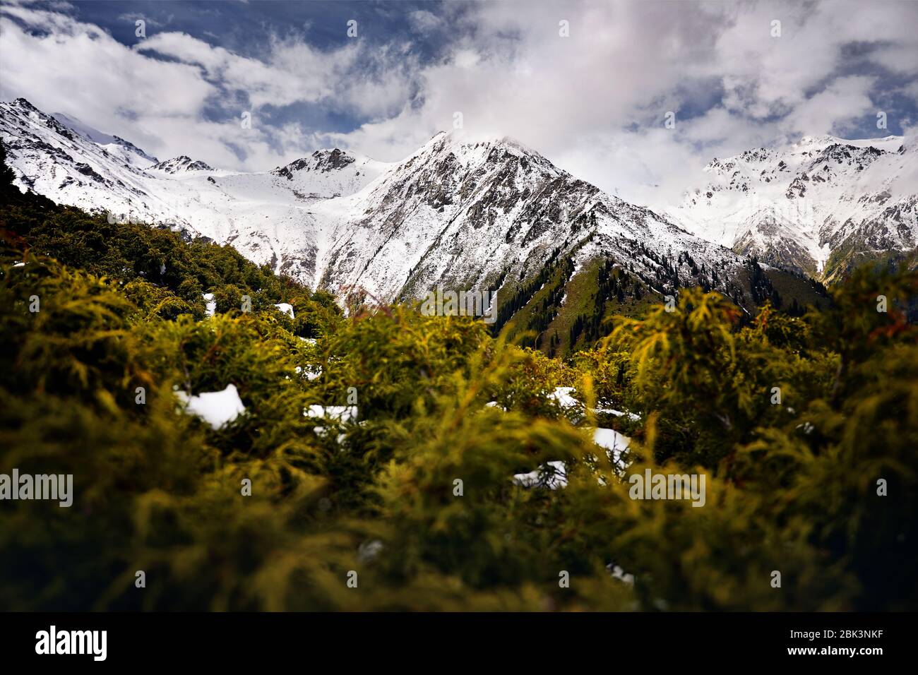 Paysage de la vallée de montagne neige contre ciel nuageux au Kazakhstan Banque D'Images