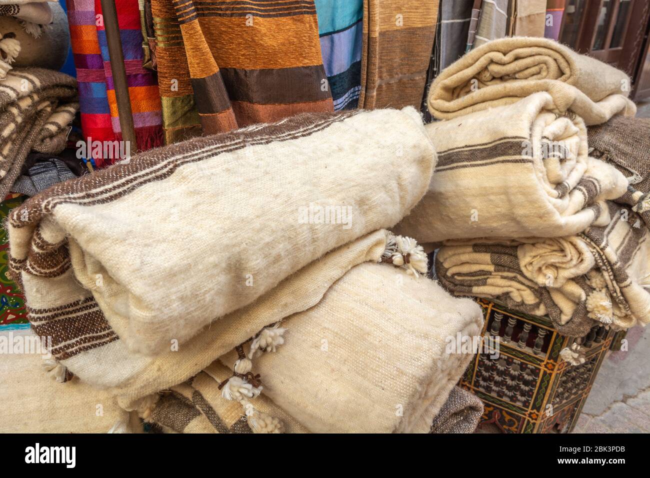 Couverture en laine naturelle dans un magasin d'Essaouira au Maroc Photo  Stock - Alamy