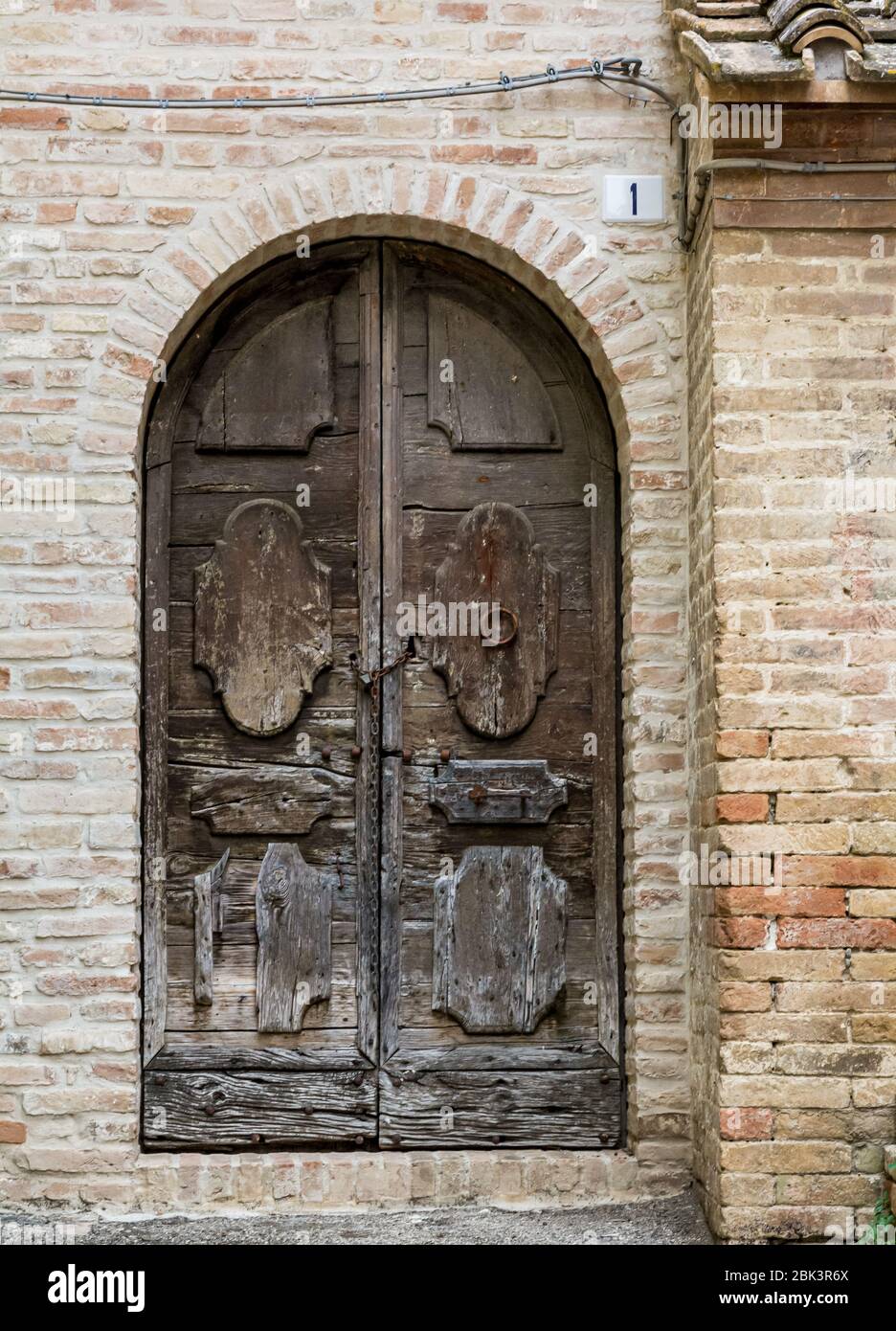 Offida, un ancien village de la région des Marches en Italie. Une vieille porte au milieu du village médiéval d'Italie Banque D'Images