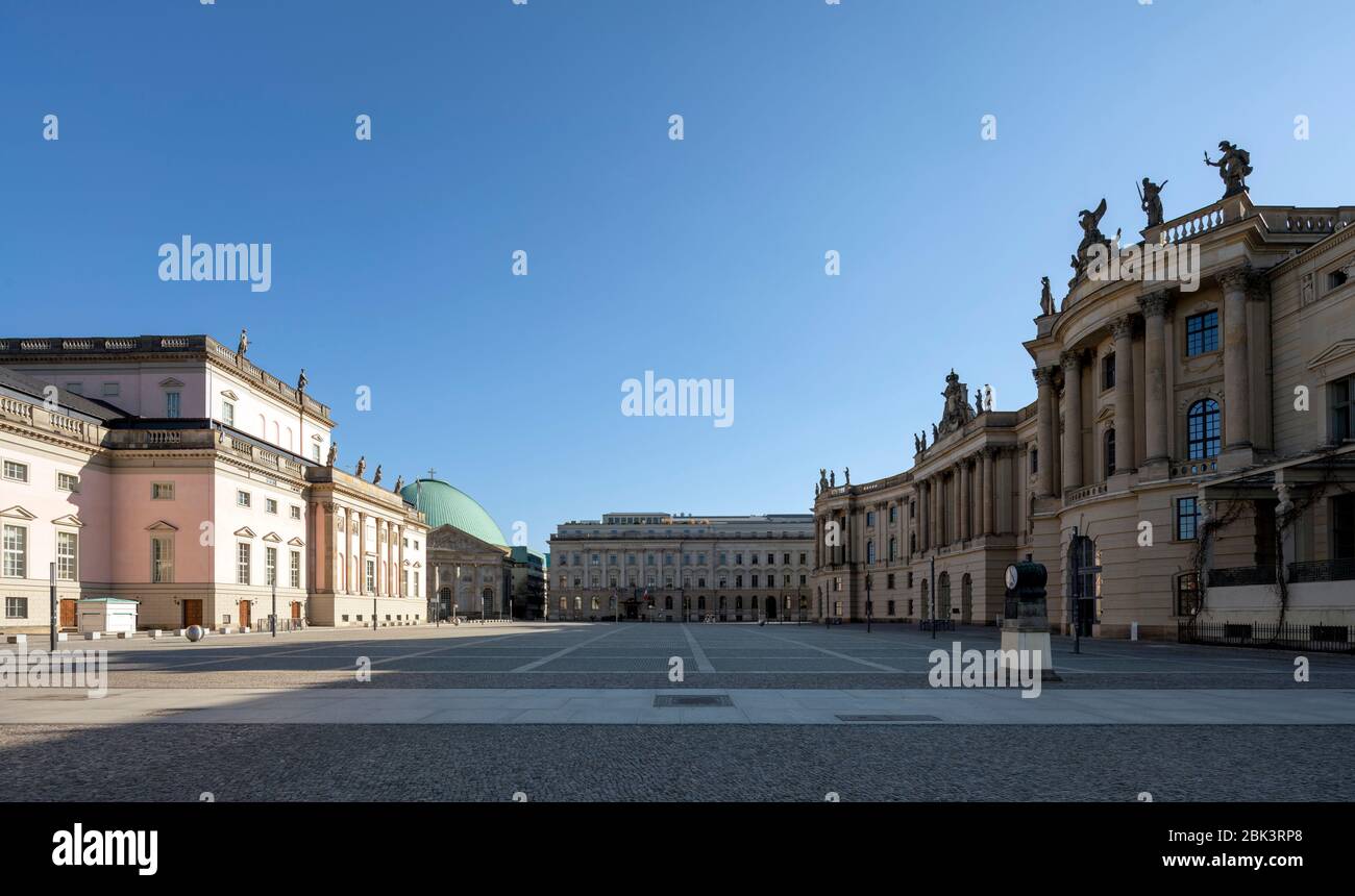 Berlin, Unter den Linden, Bebelplatz mit alter Bibliothek (rechts), Humboldt-Universität und Staatsoper unter den Linden (liens) Banque D'Images