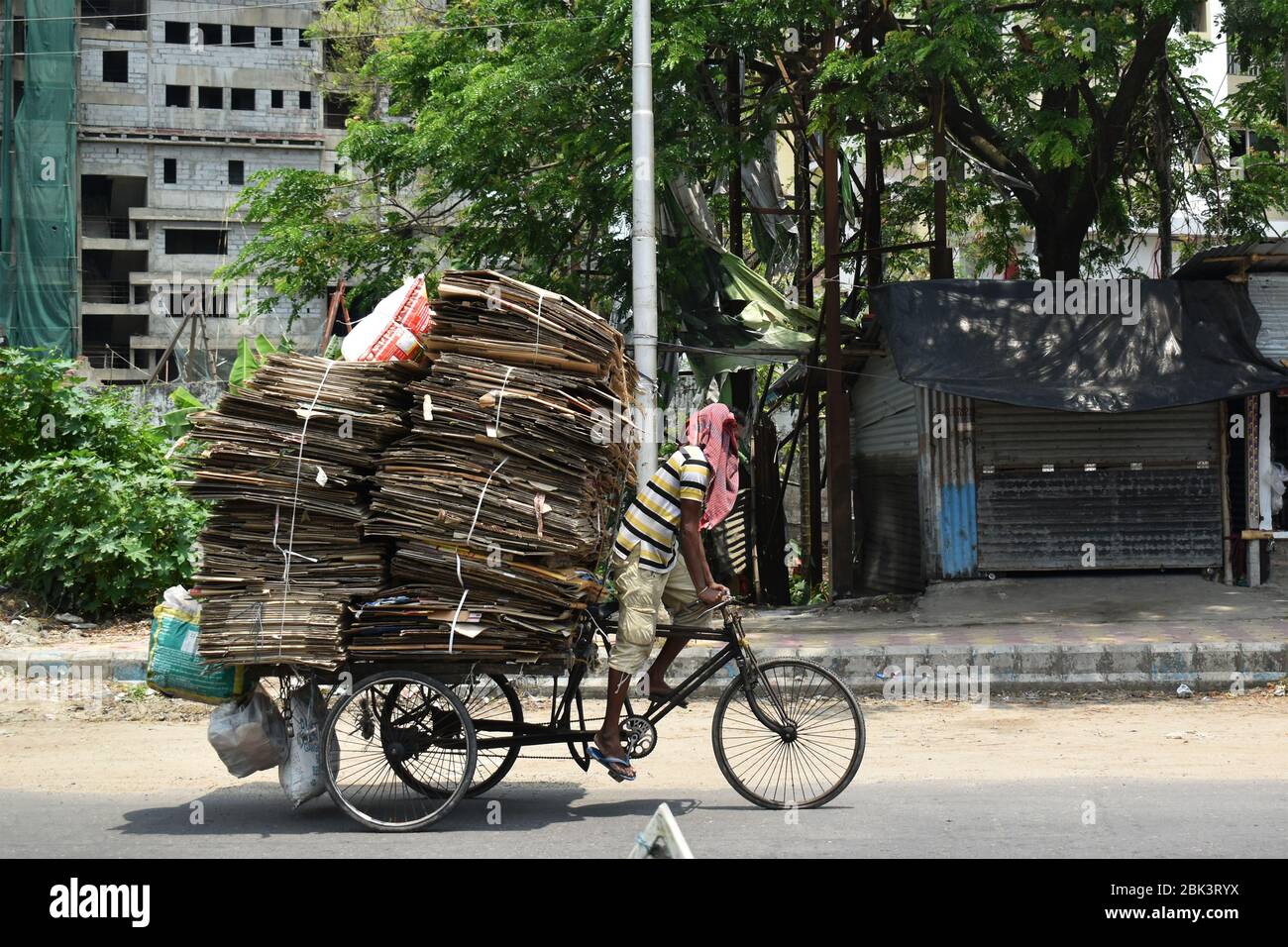 Kolkata, Inde. 01 mai 2020. Aujourd'hui, c'est la Journée internationale des travailleurs, mais en raison de la fermeture, tout le monde est à la maison et de nombreux secteurs de travail sont arrêtés maintenant. Mais il y a beaucoup de gens dans notre société, qui sont occupés de différentes façons dans cette situation difficile. Ils sont impliqués dans les services essentiels et il y a certaines personnes, s'ils ne travaillent pas leur vie devient incertaine. Cette année, nos souhaits sont pour eux. (Photo de Sudipta Das/Pacific Press) crédit: Agence de presse du Pacifique/Alay Live News Banque D'Images