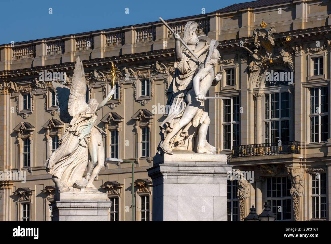 Berlin, Humboldt-Forum im Berliner Schloß, ldavor Figuren der Schloßbrücke Banque D'Images