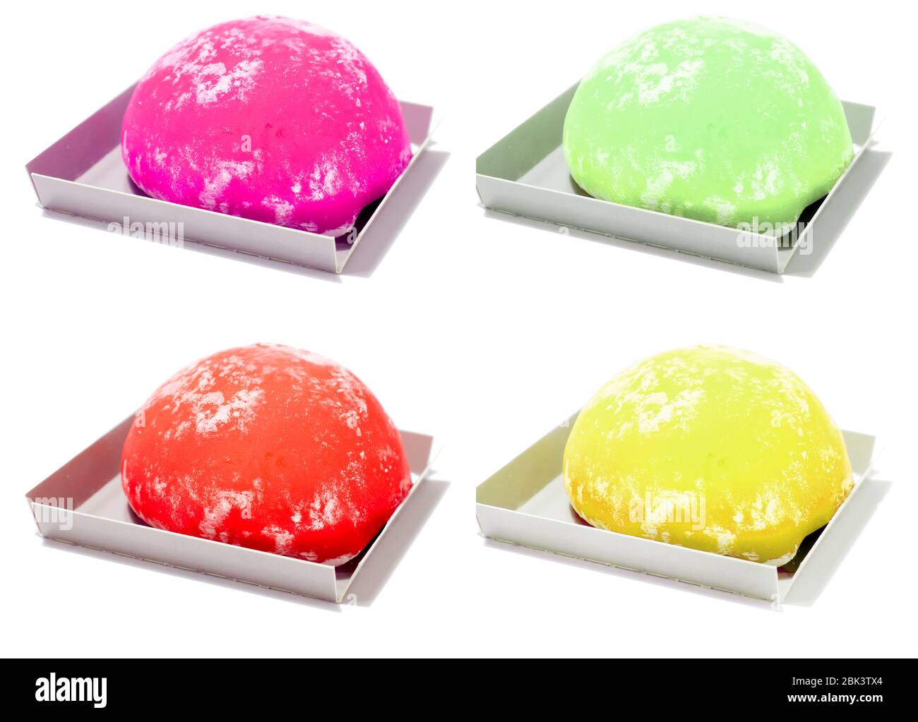 Un ensemble de quatre mochi colorés isolés sur fond blanc. Mochi de citron jaune, mochi de thé vert, mochi de fraise rouge, mochi de framboise pourpre Banque D'Images