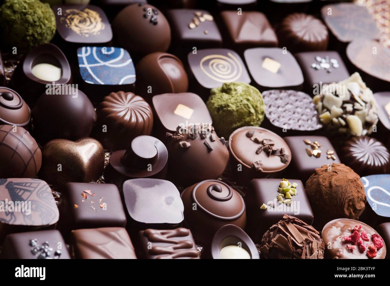 Délicieux Gourmet Truffes Au Chocolat Fait Main Chocolatier Professionnel.  Banque D'Images et Photos Libres De Droits. Image 31706769
