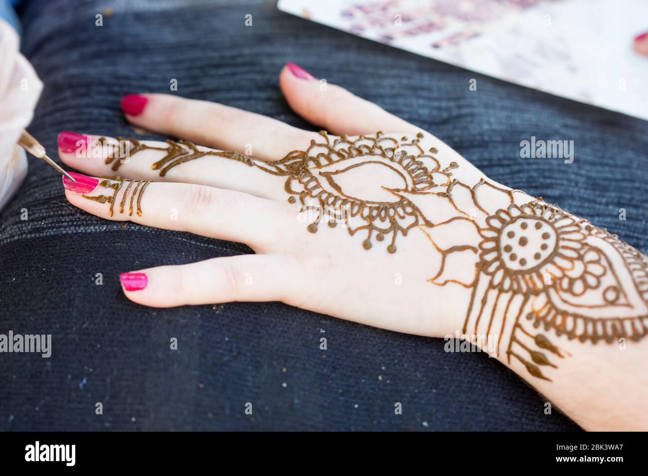 Main femelle de tatouage au henné, Maroc Banque D'Images