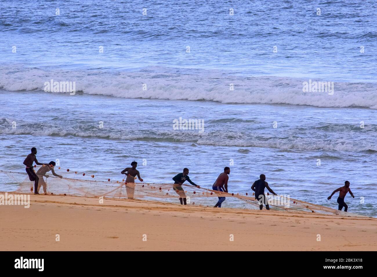 Les pêcheurs transportent des filets de pêche illégaux sur la plage de Rabil sur l'île Boa Vista, l'archipel Cap-Vert/Cap-Vert dans l'océan Atlantique Banque D'Images