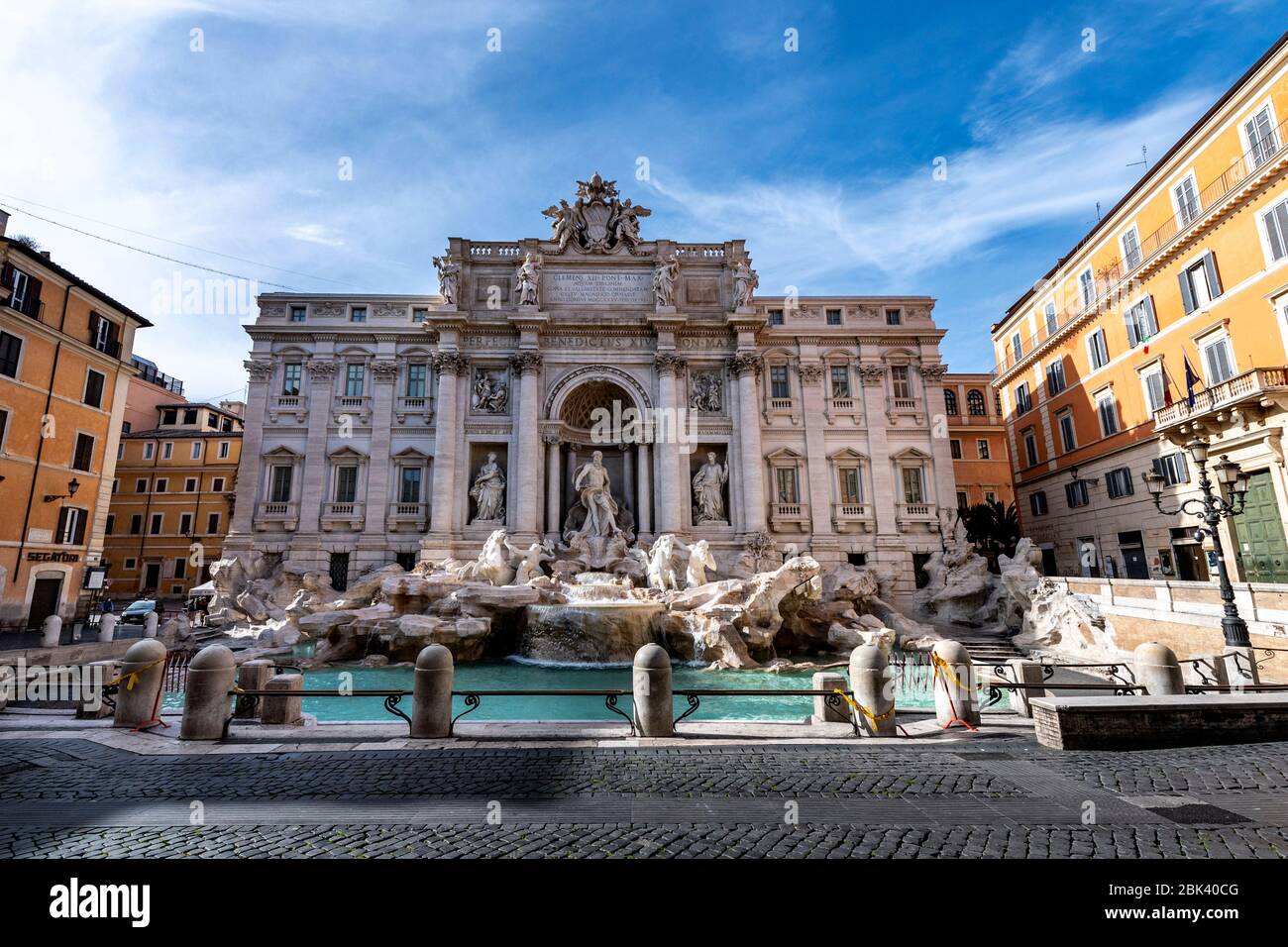 Rome, Italie. 30 avril 2020. Vue générale de la fontaine de Trevi presque désert pendant le verrouillage de l'Italie en raison de la pandémie de Covid-19. Le 4 mai commencera la phase 2 des mesures contre la pandémie, adoptées par le gouvernement italien, qui permettra à certains travailleurs de la construction et de l'usine de retourner au travail . Crédit: Insidefoto srl/Alay Live News Banque D'Images