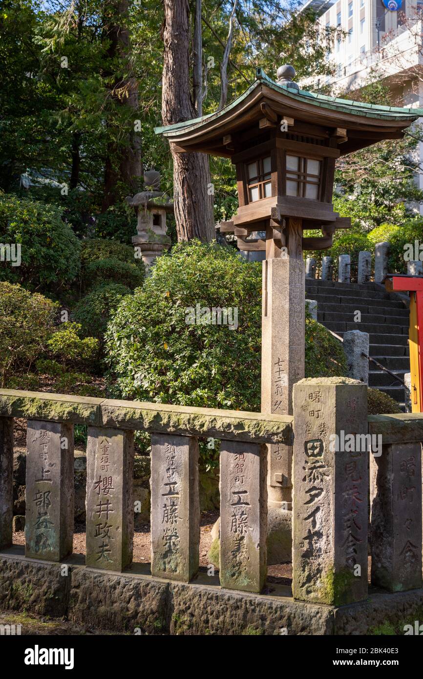 Lanterne en bois au sanctuaire de Nezu, Tokyo, Japon Banque D'Images