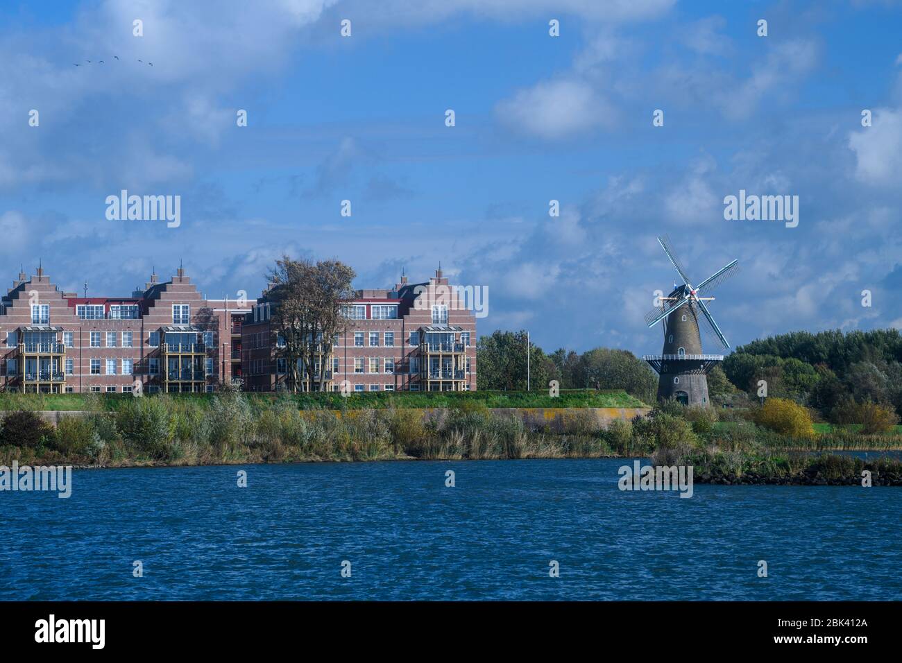 Moulin le long du rivage de la rivière Waal, Gorinchem, Gelderland, pays-Bas Banque D'Images