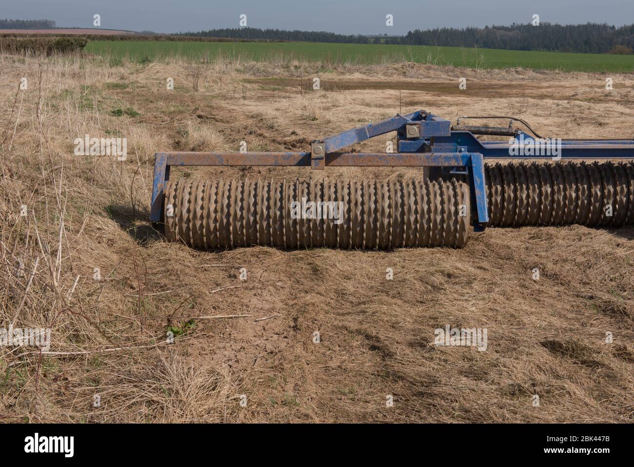 Machines agricoles, un cultivateur ou un rouleau à Rided de Cambridge pour nivelaliser un terrain dans le Devon rural, Angleterre, Royaume-Uni Banque D'Images
