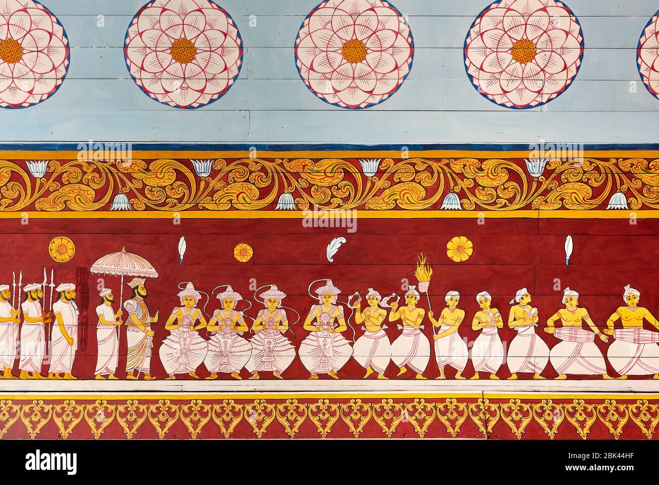 Des peintures colorées sur le mur au temple relique de la dent sacrée à Kandy, au Sri Lanka, illustrant des danseurs et des figures historiques, racontant l'histoire du t Banque D'Images