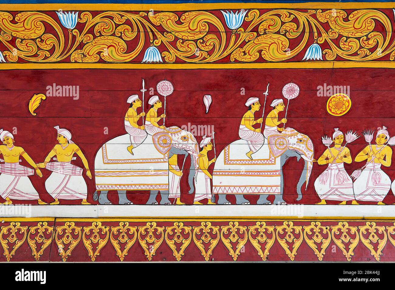 Peintures colorées sur le mur au temple relique de la dent sacrée à Kandy, au Sri Lanka, représentant des danseurs et des éléphants. Banque D'Images