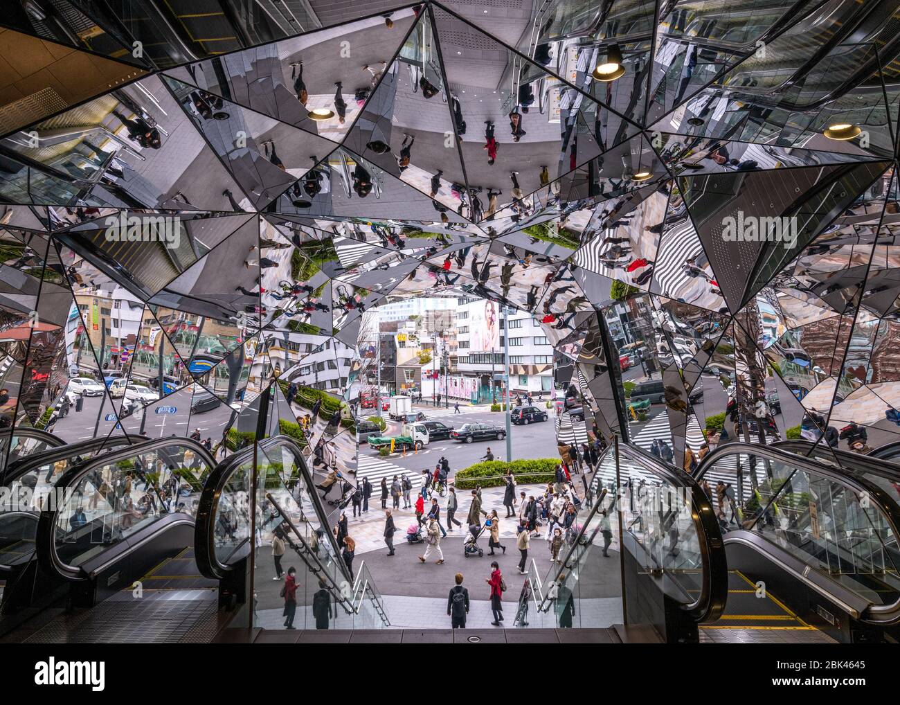 Réflexions à l'entrée du centre commercial Tokyu Plaza, Tokyo, Japon Banque D'Images