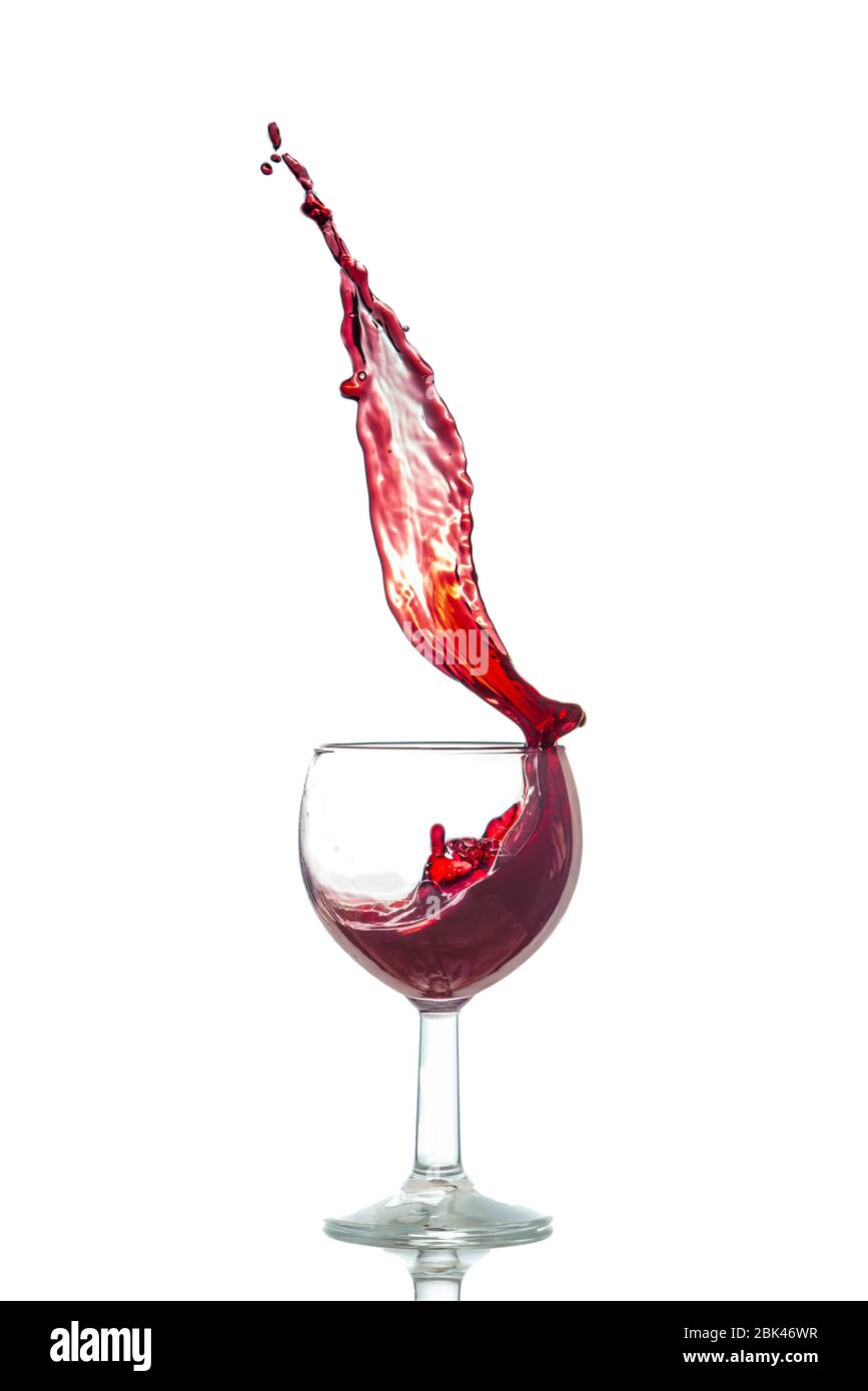 verre éclabousser le vin rouge avec célébration de fond blanc Banque D'Images