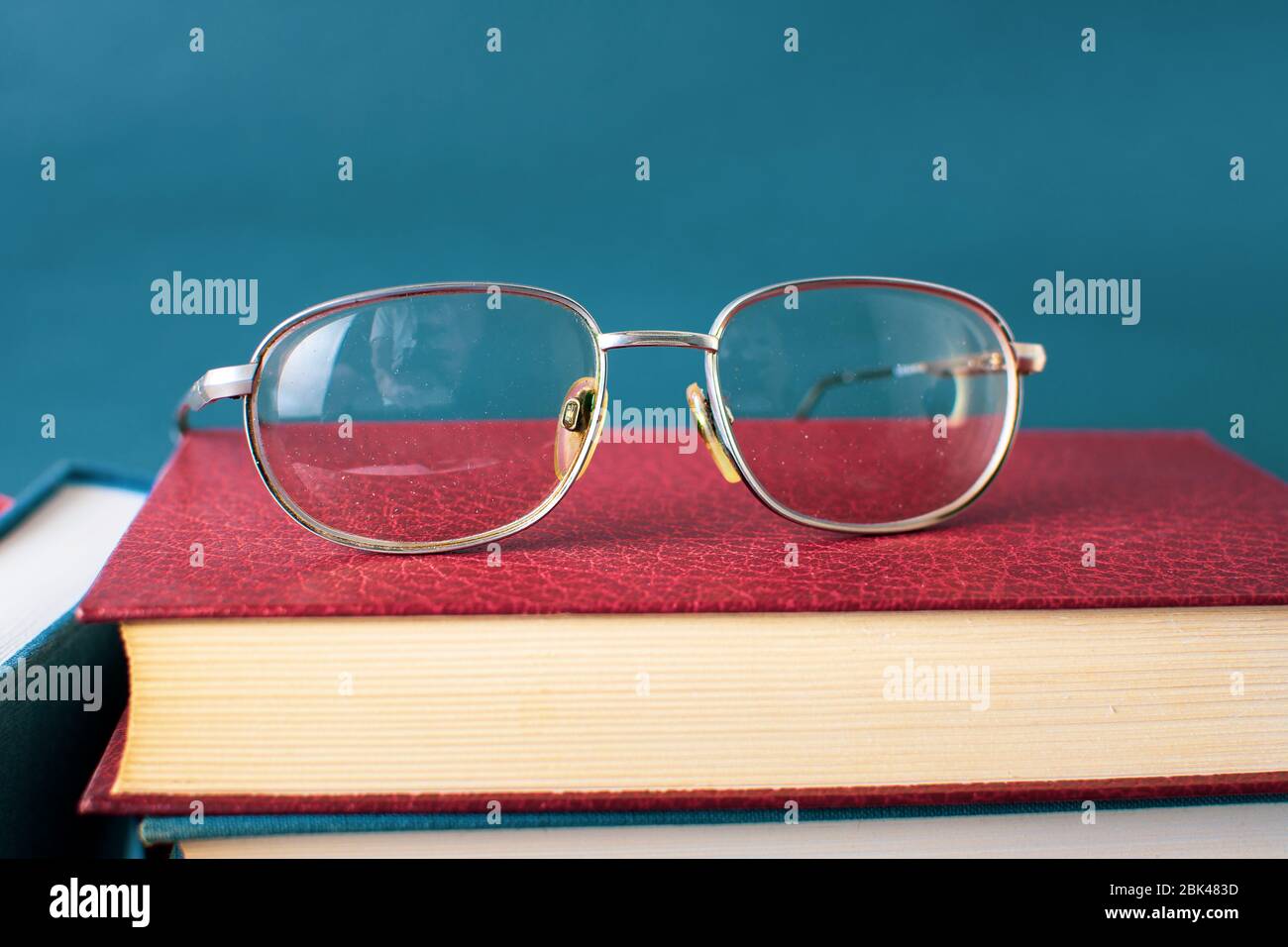 Lunettes de lecture sur le livre rouge Banque D'Images