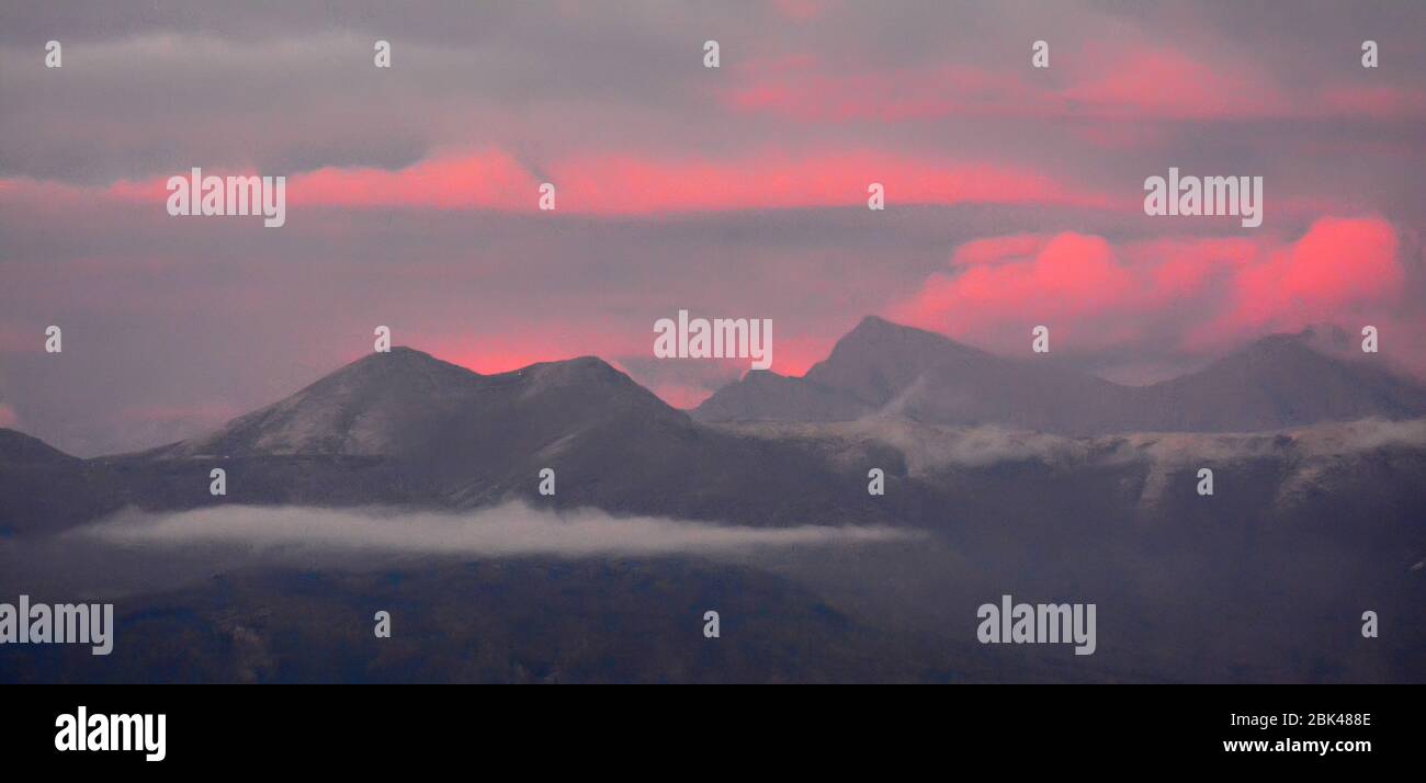 Vue panoramique sur le coucher du soleil sur les montagnes en Alaska Banque D'Images