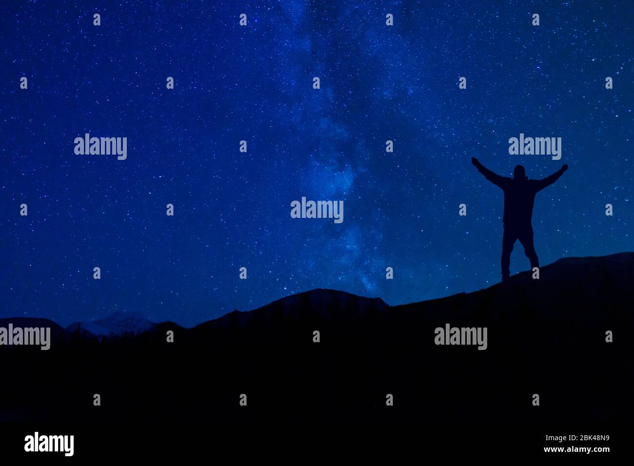 Homme adorant Dieu dans la belle étoile de nuit bleue ciel Silhouette Banque D'Images