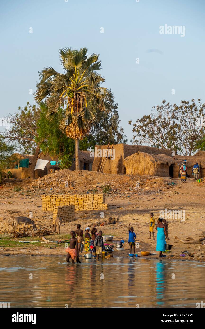 Femmes faisant de la lessive sur les rives de la rivière Bani à Mopti au Mali, Afrique de l'Ouest. Banque D'Images