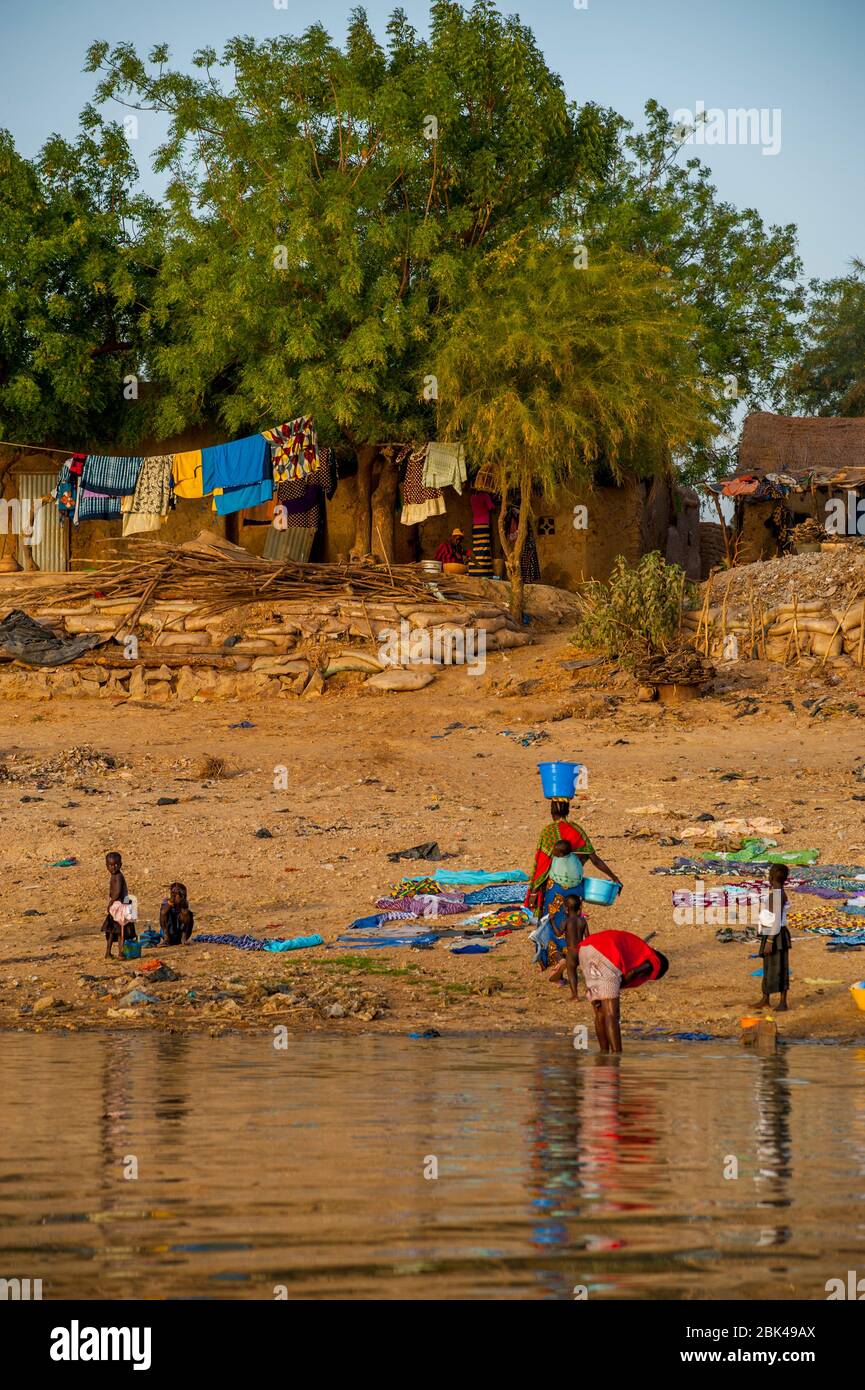 Femmes faisant de la lessive sur les rives de la rivière Bani à Mopti au Mali, Afrique de l'Ouest. Banque D'Images