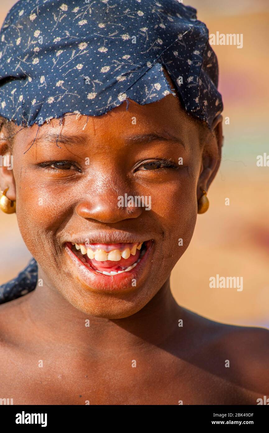 Portrait d'une fille le long de la rivière Bani à Mopti au Mali, Afrique de l'Ouest. Banque D'Images