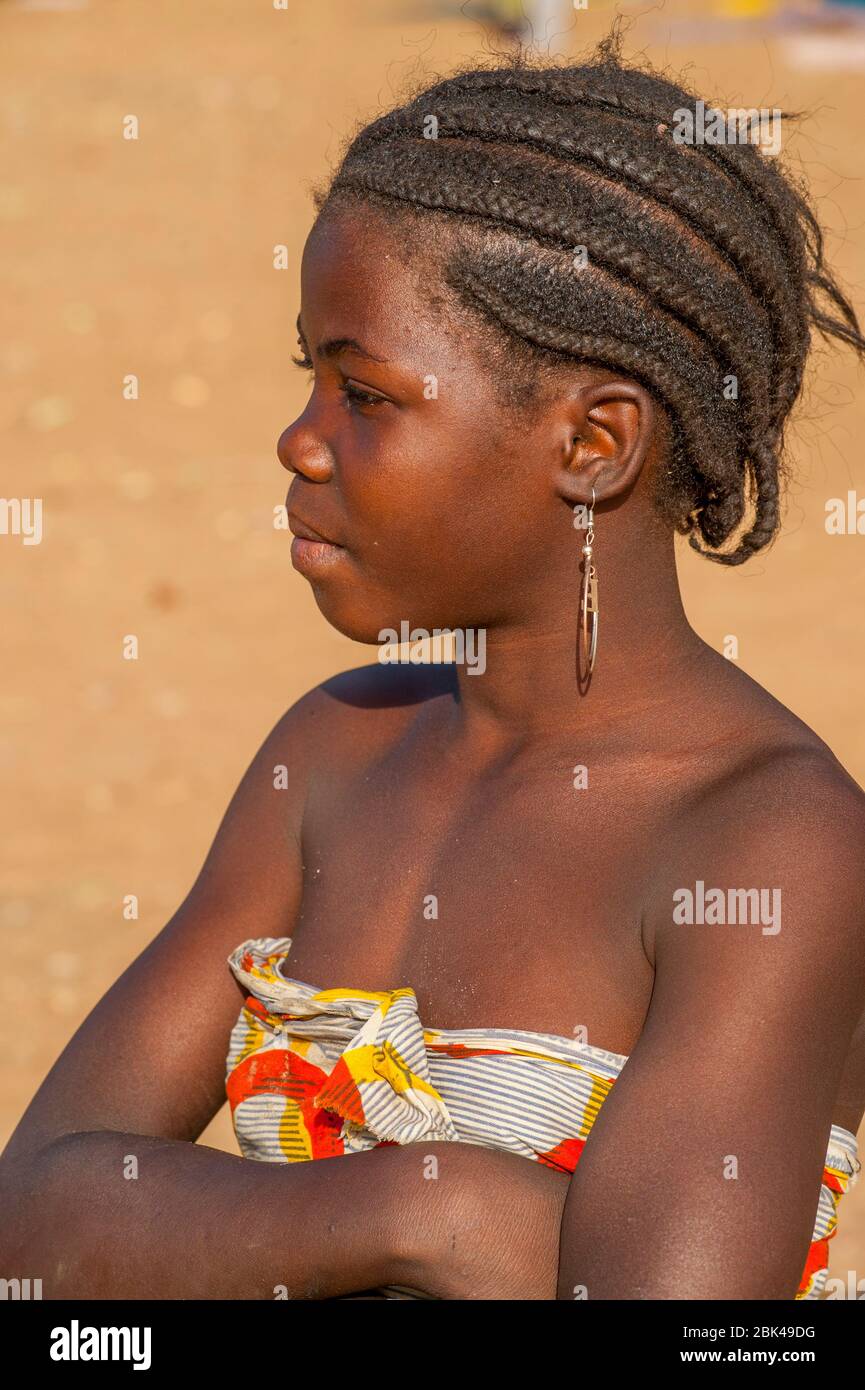 Portrait d'une fille le long de la rivière Bani à Mopti au Mali, Afrique de l'Ouest. Banque D'Images