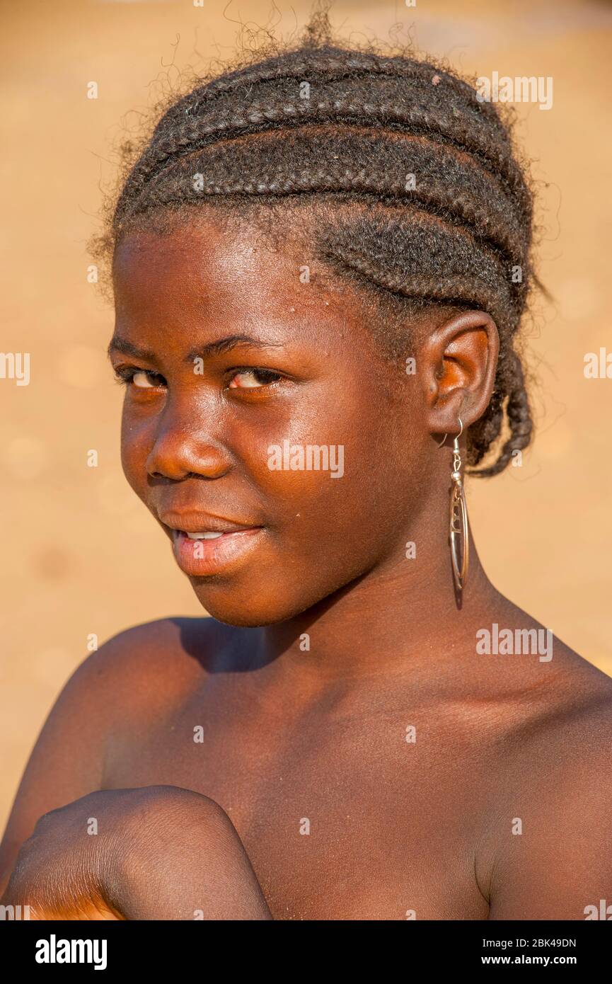 Portrait d'une fille le long de la rivière Bani à Mopti au Mali, Afrique de l'Ouest. Banque D'Images