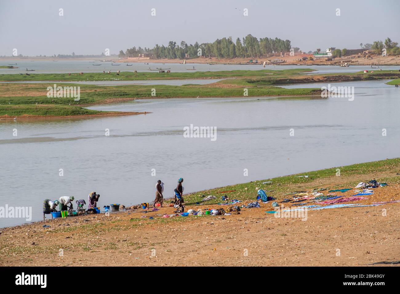 Femmes faisant de la lessive sur les rives de la rivière Bani à Mopti au Mali, Afrique de l'Ouest. Banque D'Images