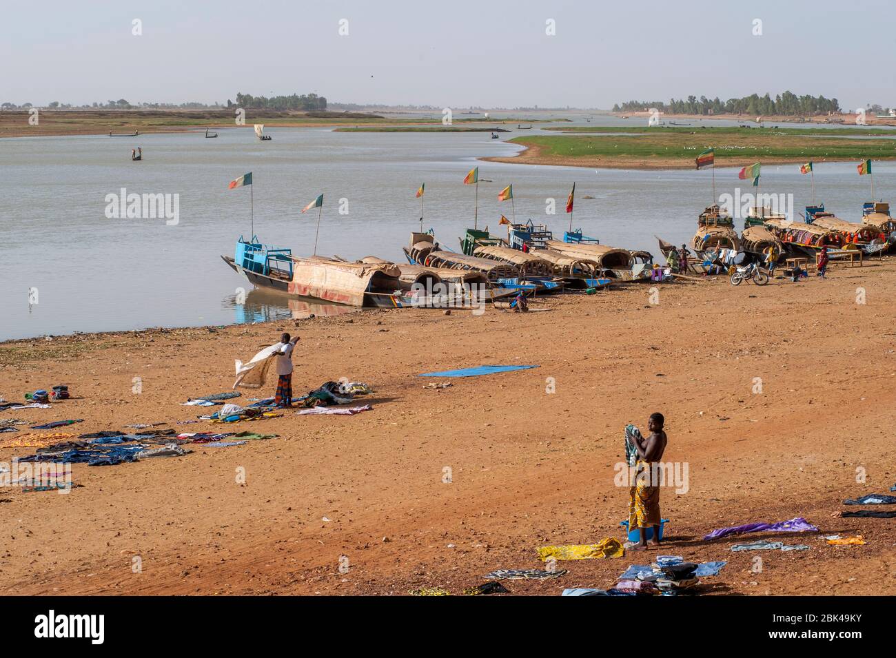 Femmes faisant de la lessive sur les rives de la rivière Bani à Mopti au Mali, Afrique de l'Ouest. Banque D'Images