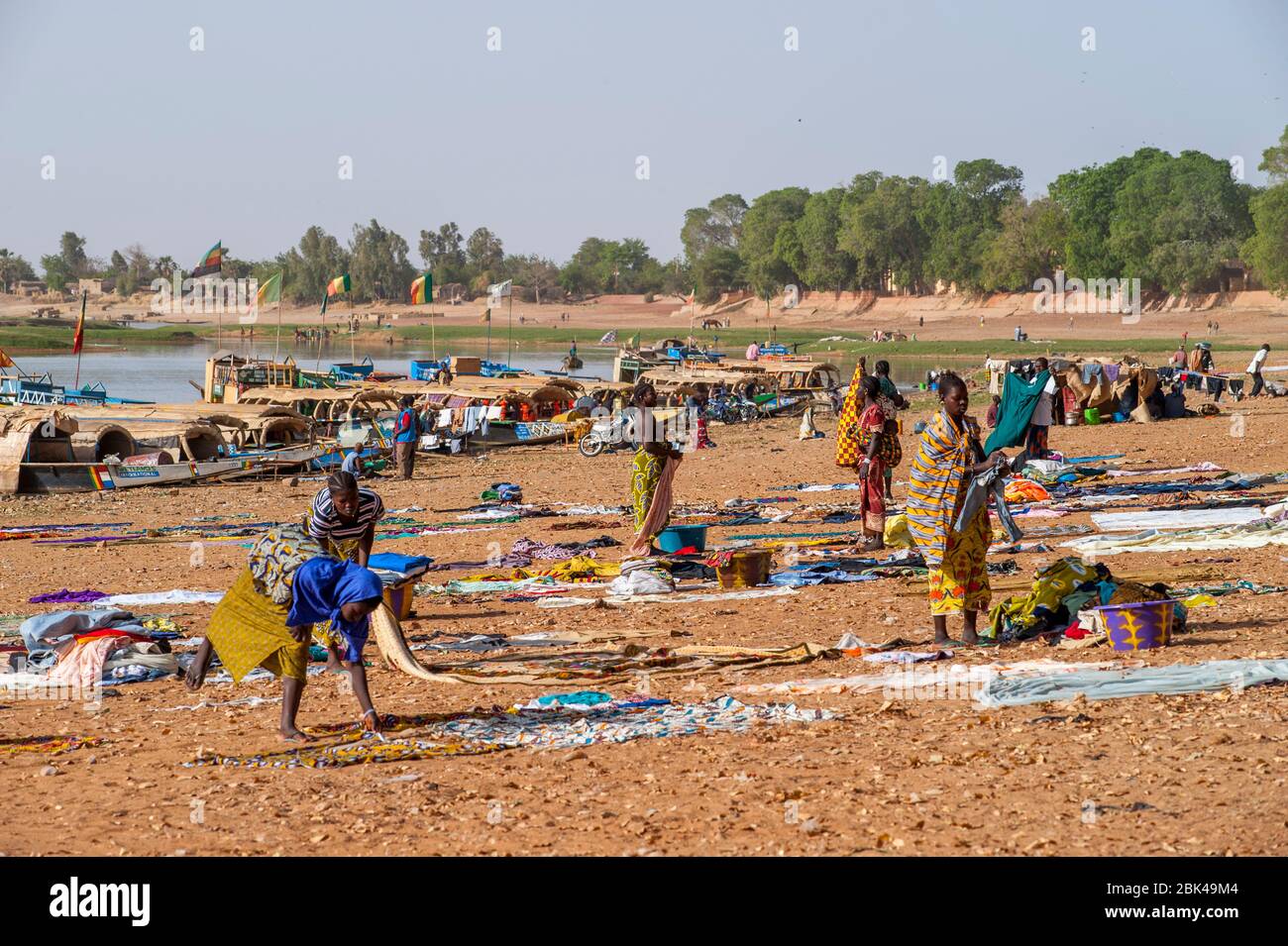 Femmes faisant de la lessive sur les rives de la rivière Bani à Mopti au Mali, Afrique de l'Ouest. Banque D'Images