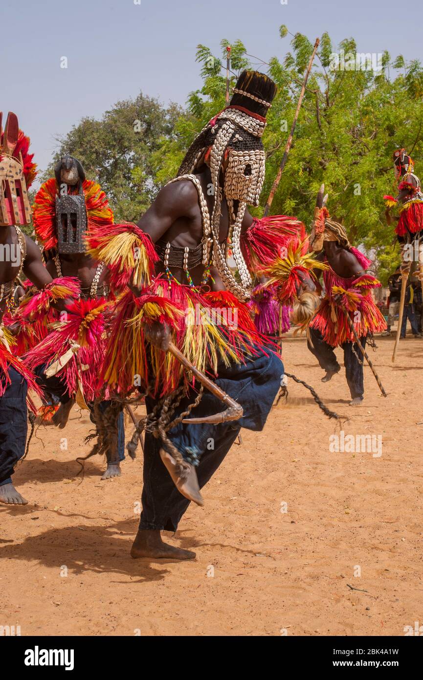 Danses traditionnelles des Dogon dans le village de Sangha, dans le pays Dogon au Mali, Afrique de l'Ouest. Banque D'Images