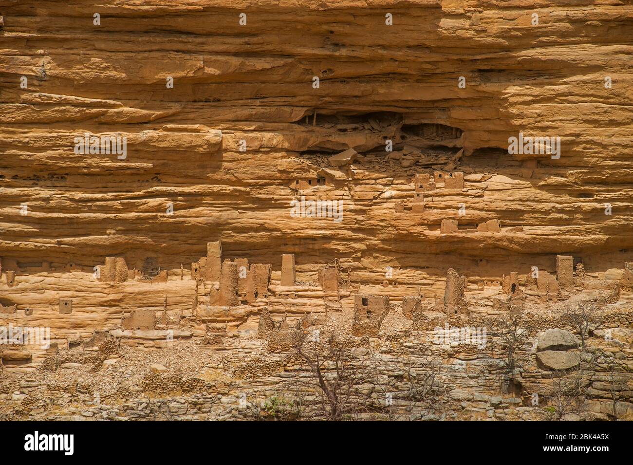 Vue sur les habitations de Cliffside de l'ancienne tribu Tellem (XIIIe siècle) dans l'escarpement de Bandiagara, dans le pays Dogon, au Mali, en Afrique de l'Ouest. Banque D'Images