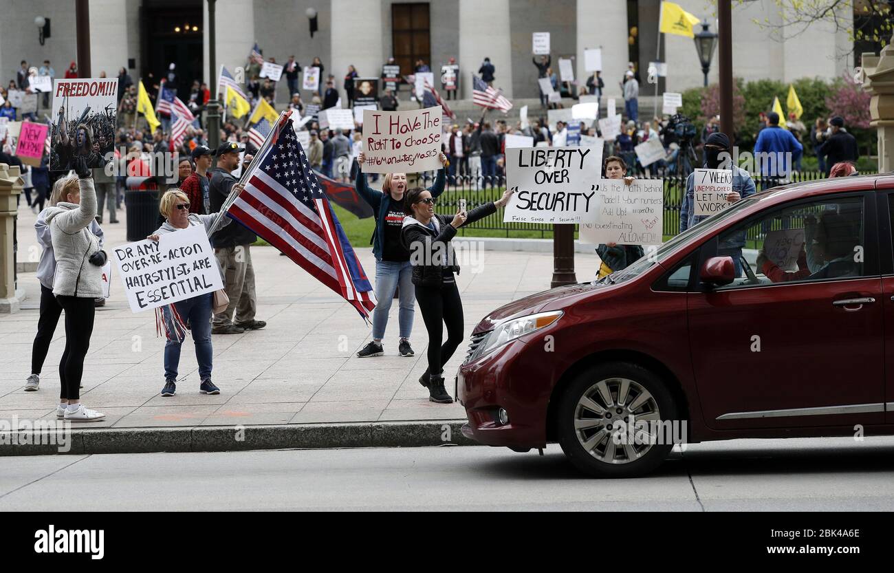 Columbus, États-Unis. 01 mai 2020. Les manifestants se tiennent sur le côté d'une rue pour manifester contre le séjour de l'Ohio à la maison après le Coronavirus (COVID-19) au Capitole de l'État de l'Ohio à Columbus, Ohio, le vendredi 1er mai 2020. Photo d'Aaron Josefczyk/UPI crédit: UPI/Alay Live News Banque D'Images