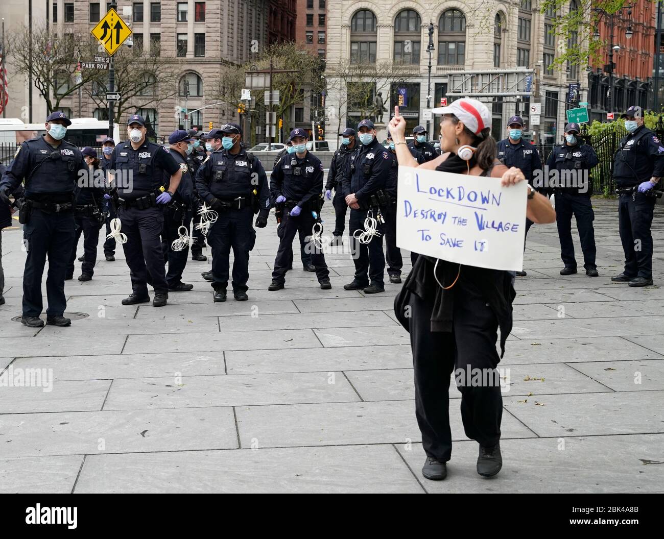 Weehawken, États-Unis. 01 mai 2020. Un manifestant met le doigt central sur les policiers du NYPD alors qu'elle hurla et creuse une manifestation de « Rallye to Free New York » à New York le vendredi 1er mai 2020. Près de 300 New-Yorkais sont morts de la COIVD-19 au cours des dernières 24 heures, ce qui porte le nombre total de morts de stateÕs à plus de 18 000. Photo de John Angelillo/UPI crédit: UPI/Alay Live News Banque D'Images
