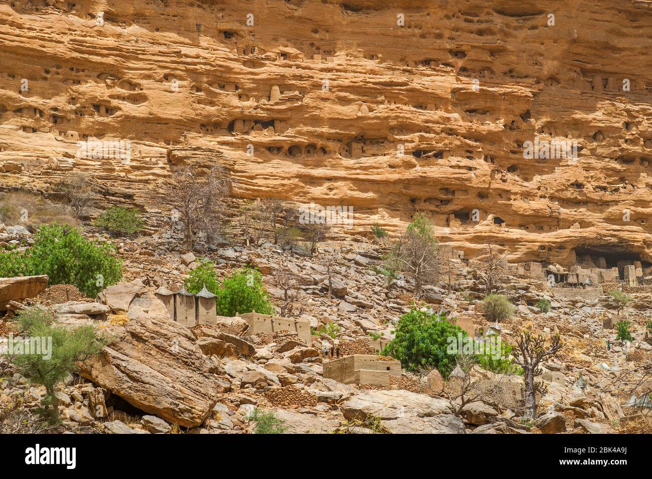 Vue sur un village Dogon et les habitations de Cliffside de l'ancienne tribu Tellem (XIIIe siècle) dans l'escarpement de Bandiagara, dans le pays Dogon à Mal Banque D'Images