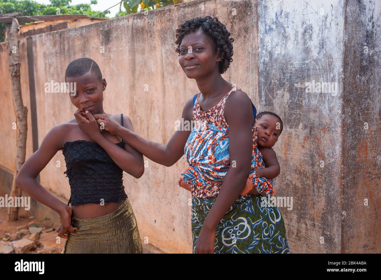 Une mère porte un bébé dans une élingue à Lome, la capitale du Togo en Afrique de l'Ouest. Banque D'Images