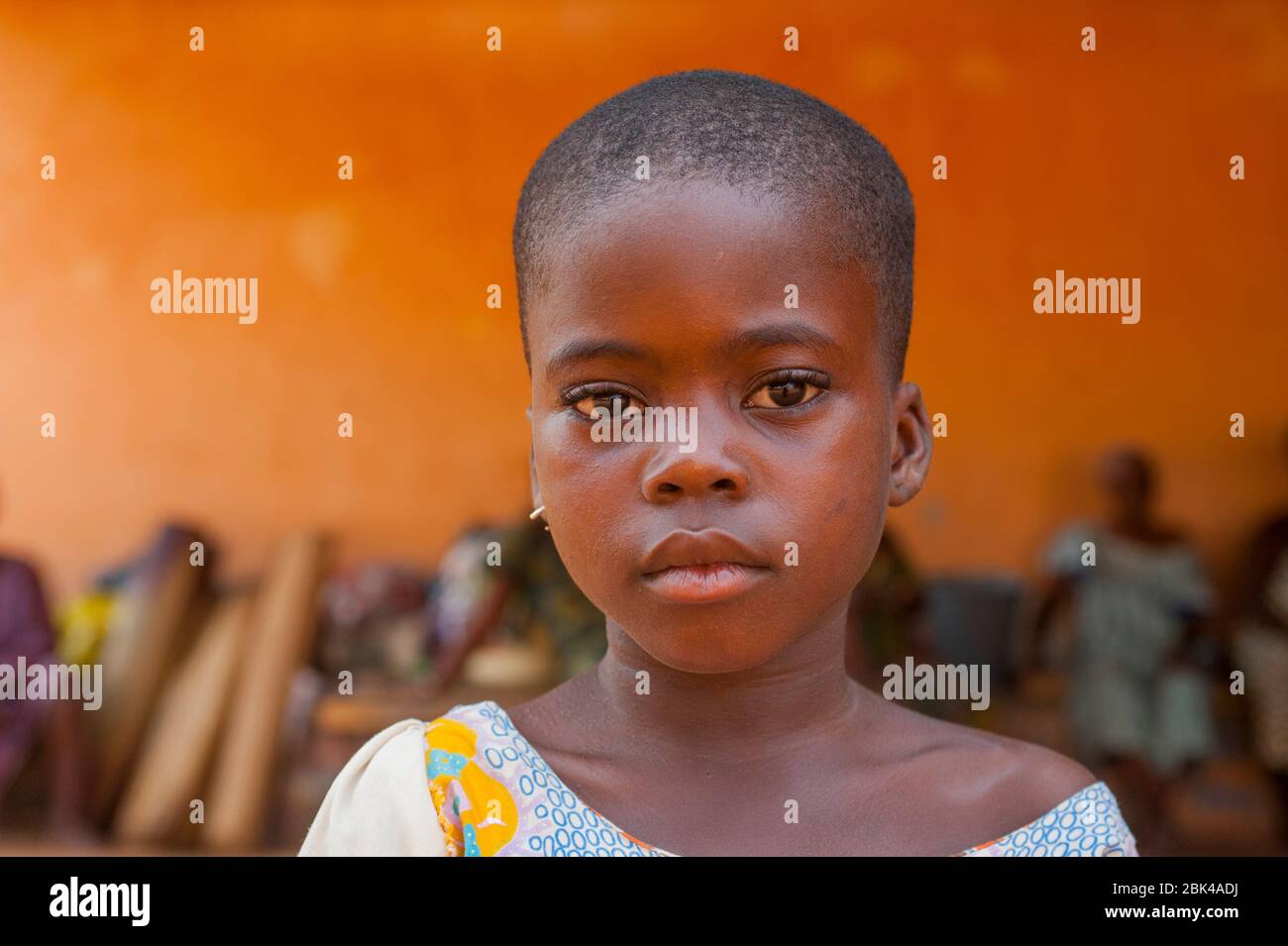 Portrait d'une fille dans une rue à Lome, la capitale du Togo en Afrique de l'Ouest. Banque D'Images