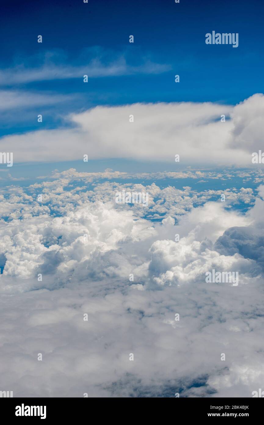 Photo aérienne des formations de nuages au-dessus de la partie nord de la Namibie. Banque D'Images