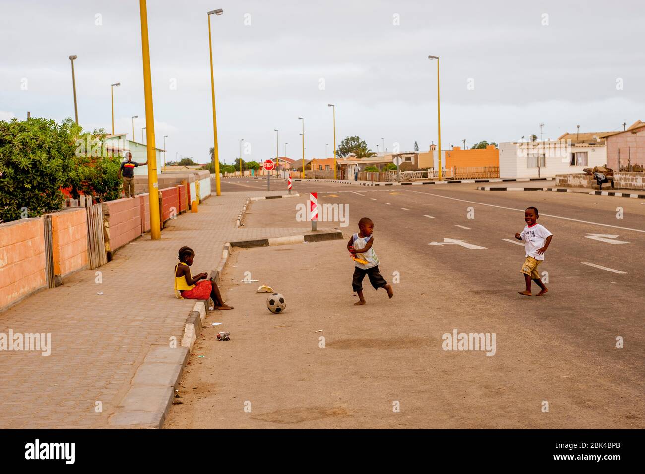 Enfants jouant dans la rue dans une commune de Swakomund, Namibie. Banque D'Images