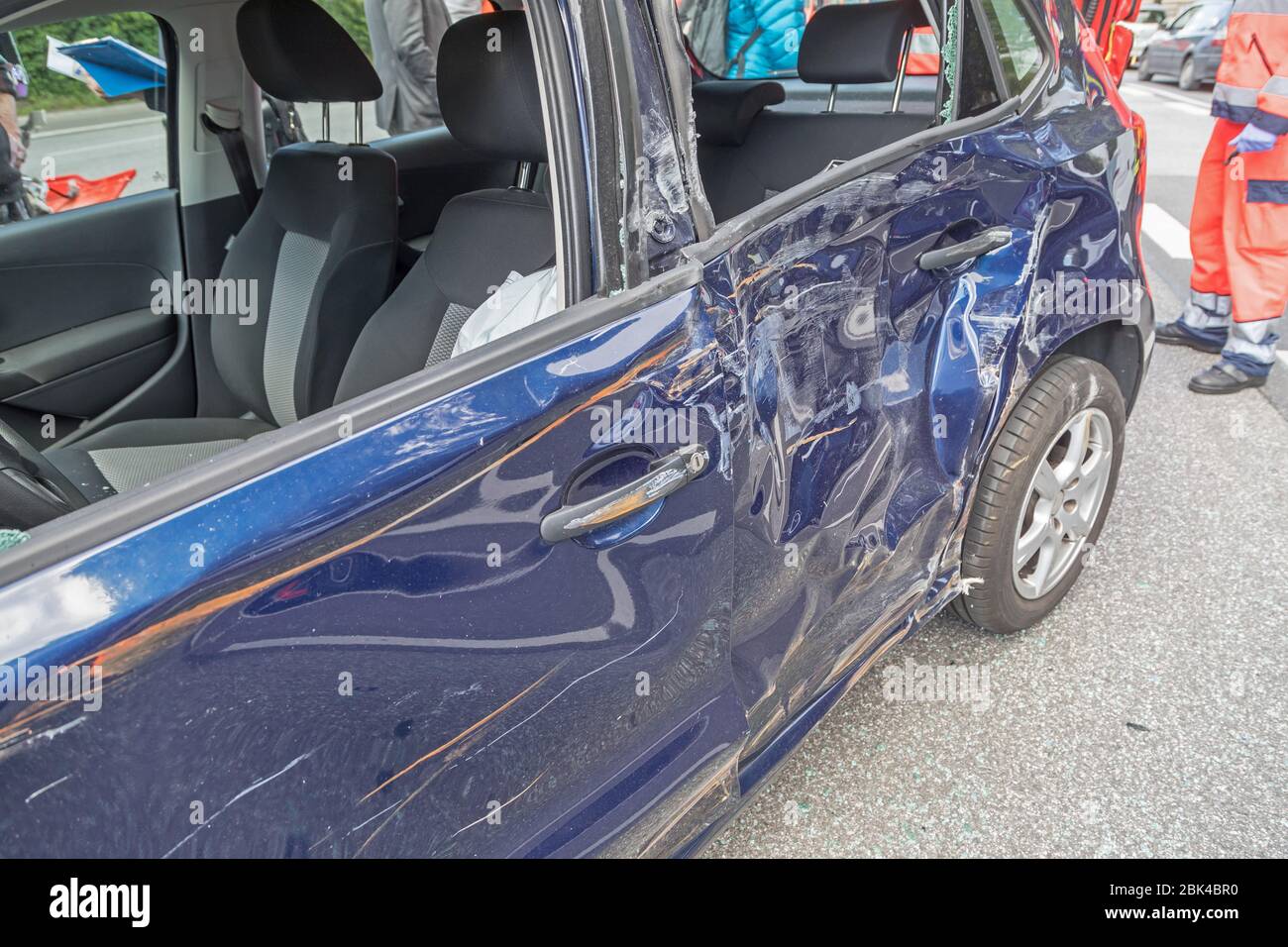 voiture bleue endommagée par un accident de collision Banque D'Images