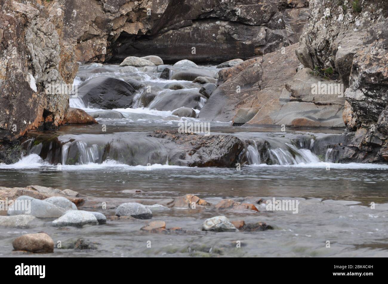 Les piscines Fairy font partie d'un affluent de la rivière fragile qui coule des montagnes de Cuillin près du village de Carbost à Glencasstle sur le Banque D'Images