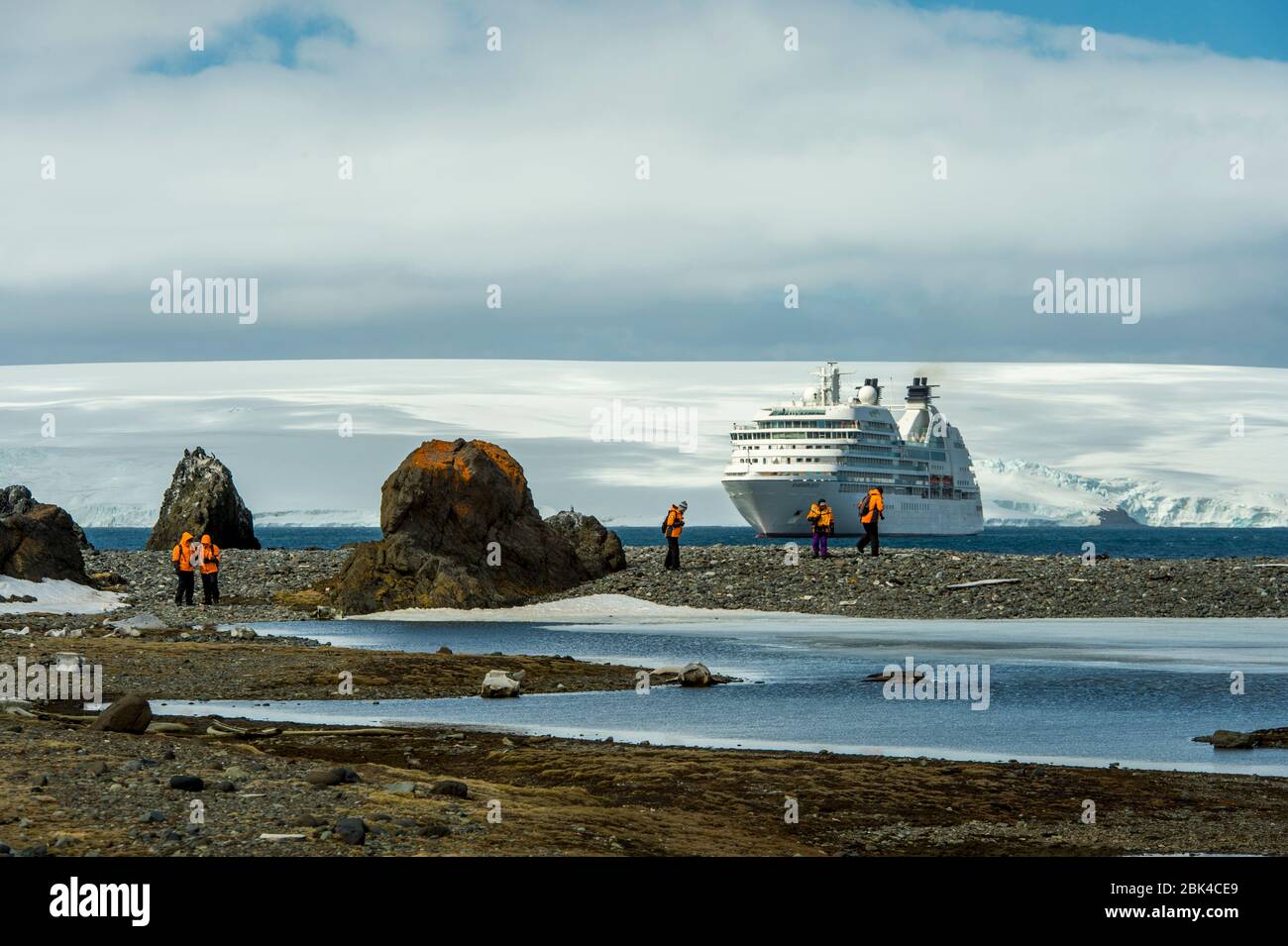 Bateau de croisière Seabourn Quest à la station de recherche polonaise Arctowski sur l'île du Roi George dans le groupe de l'île Shetland Sud, Antarctique avec passage Banque D'Images