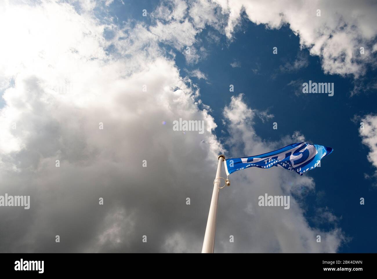 Drapeau britannique NHS volant dans la brise Banque D'Images