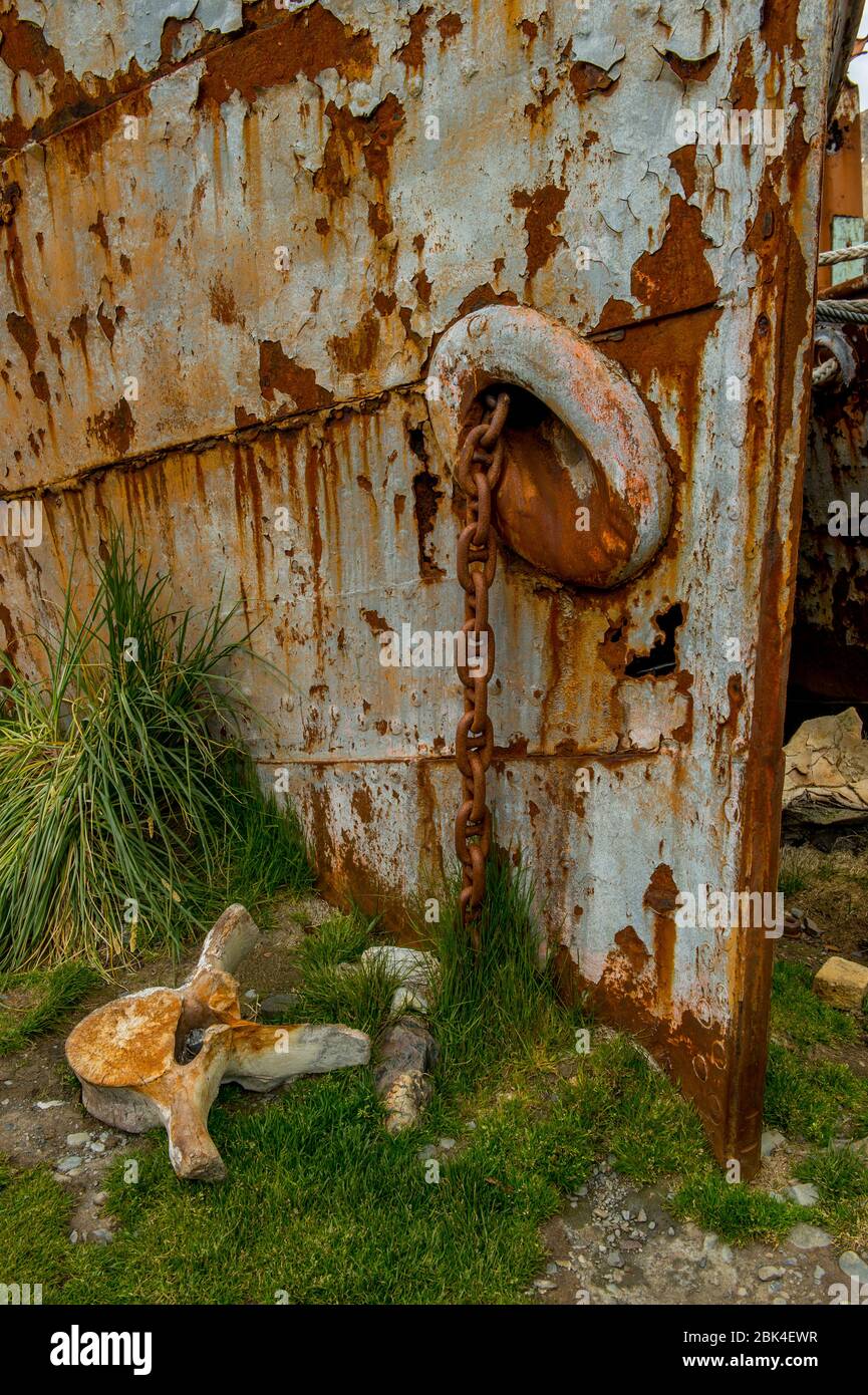 Détail de l'arc rouillé du navire de chasse à la baleine à la station de chasse norvégienne à Grytviken, sur l'île de Géorgie du Sud, sous-Antarctique. Avec os de baleine Banque D'Images