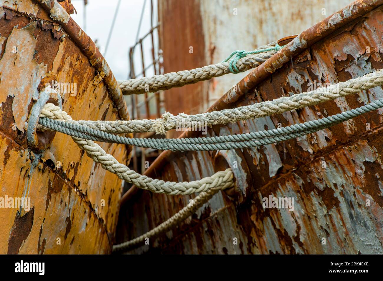 Des cordes sur des navires de chasse à la baleine échoués à la station de chasse à la baleine norvégienne de Grytviken, sur l'île de Géorgie du Sud, dans la sous-Antarctique. Banque D'Images