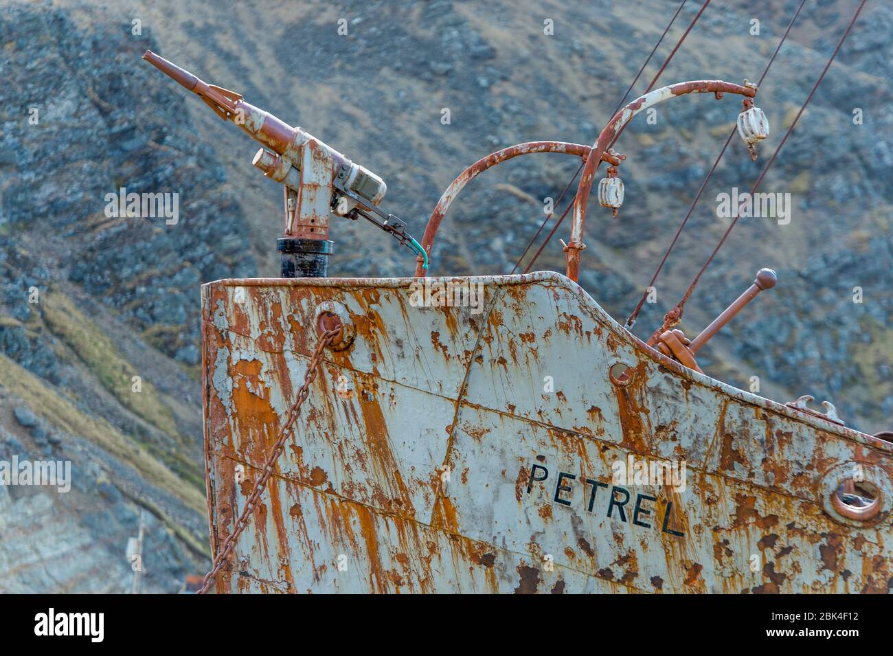 Navire de chasse à la baleine avec harpon à la station de chasse à la baleine norvégienne de Grytviken, sur l'île de Géorgie du Sud, sous-Antarctique. Banque D'Images