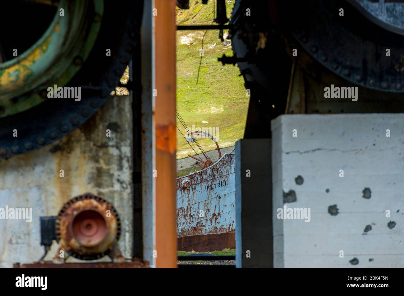 Vue à travers l'ancien bâtiment de navire de chasse à la baleine à la station norvégienne de chasse à Grytviken sur l'île de Géorgie du Sud, sous-Antarctique. Banque D'Images